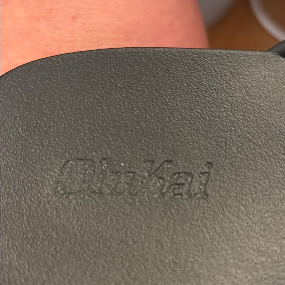 OluKai Black Sandals Simple Thong Design - Picture 4 of 4